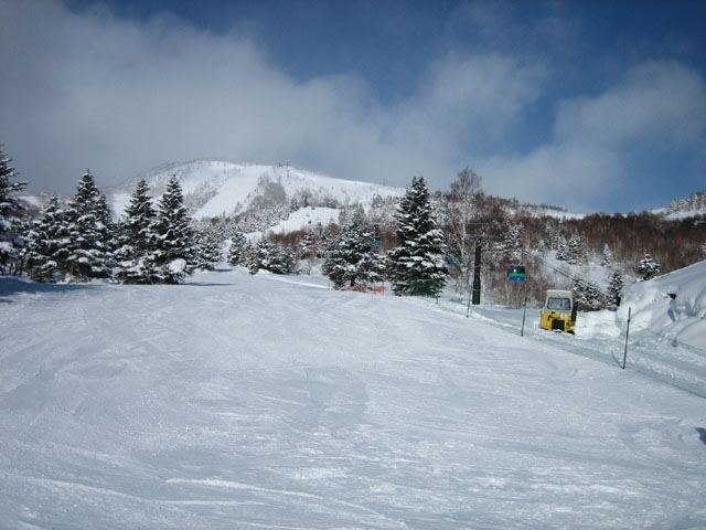 長野県　志賀高原　焼額山スキー場　焼額山第１ゴンドラ乗り場付近より